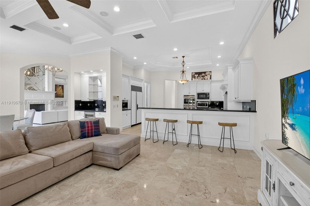 出租: $14,000 (5 贝兹, 5 浴室, 5533 平方英尺)