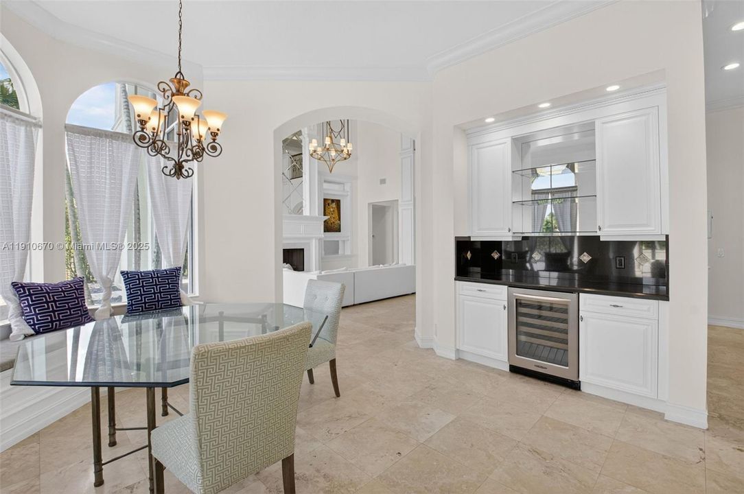 出租: $14,000 (5 贝兹, 5 浴室, 5533 平方英尺)