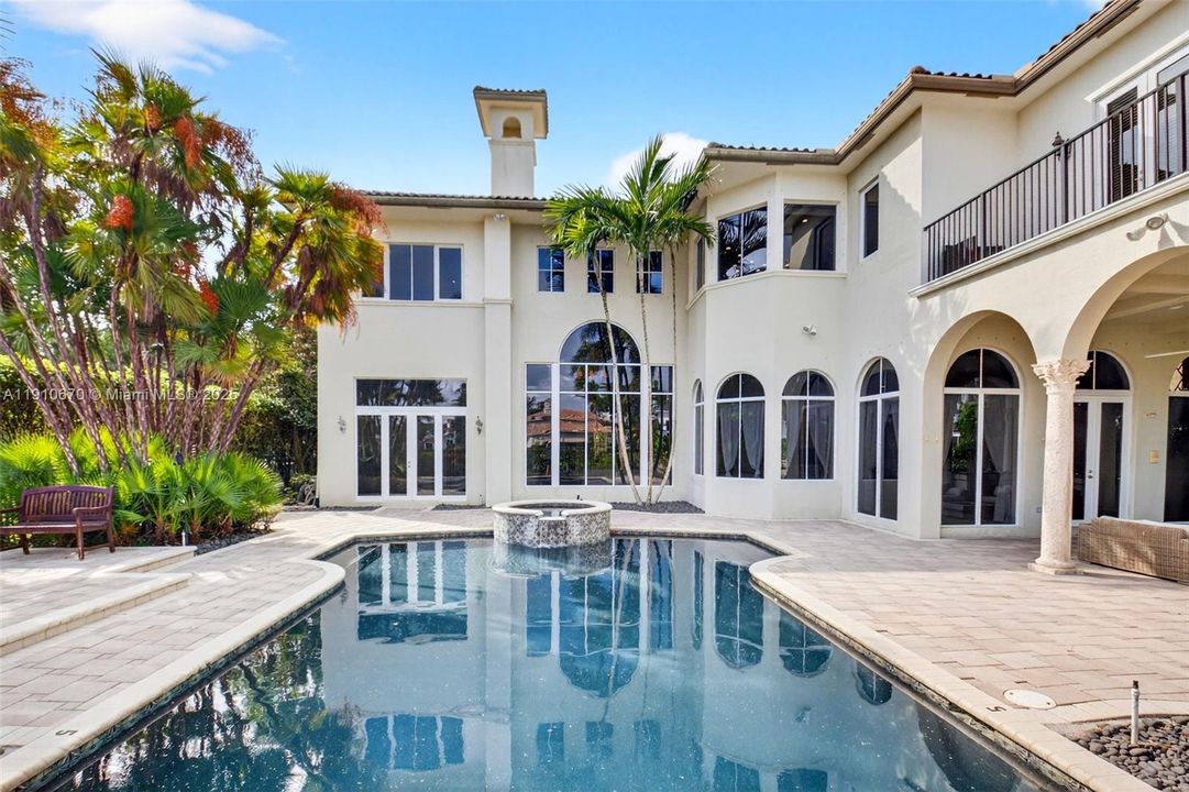 出租: $14,000 (5 贝兹, 5 浴室, 5533 平方英尺)