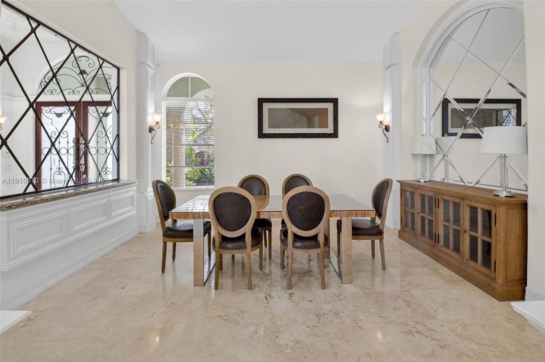 出租: $14,000 (5 贝兹, 5 浴室, 5533 平方英尺)