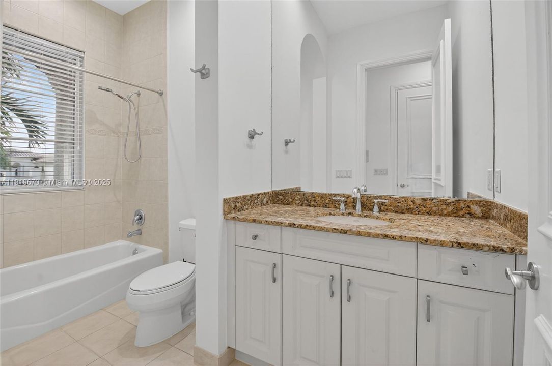 出租: $14,000 (5 贝兹, 5 浴室, 5533 平方英尺)