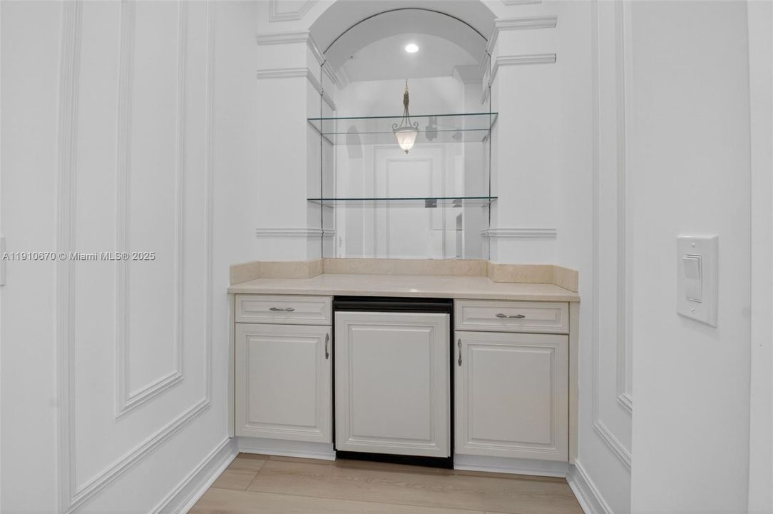 出租: $14,000 (5 贝兹, 5 浴室, 5533 平方英尺)