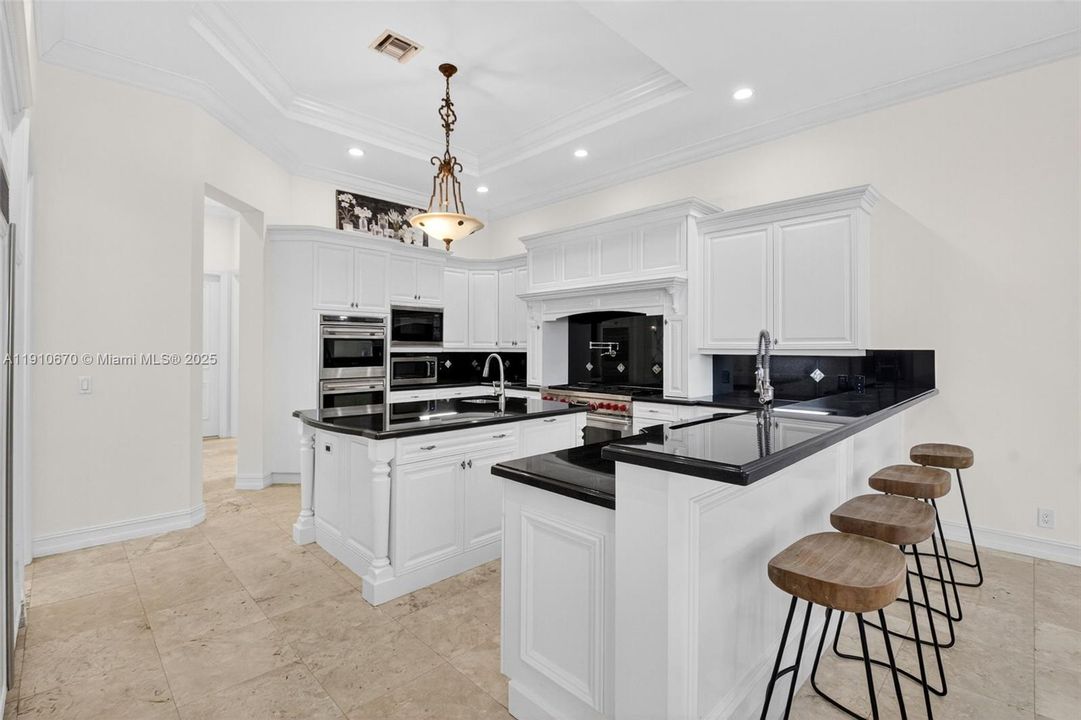 出租: $14,000 (5 贝兹, 5 浴室, 5533 平方英尺)