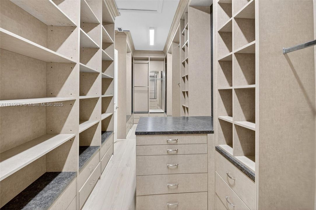 出租: $14,000 (5 贝兹, 5 浴室, 5533 平方英尺)