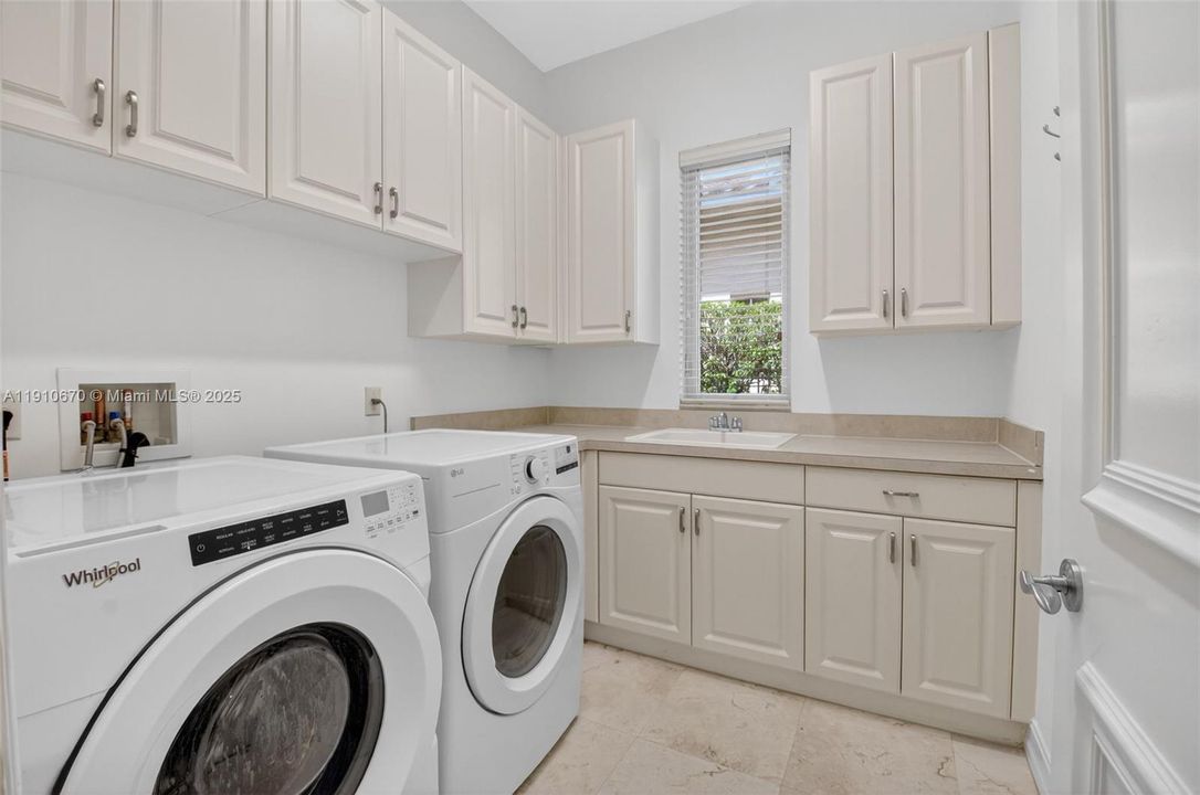 出租: $14,000 (5 贝兹, 5 浴室, 5533 平方英尺)