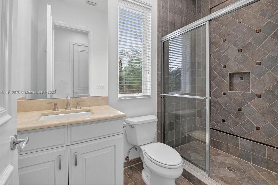 出租: $14,000 (5 贝兹, 5 浴室, 5533 平方英尺)