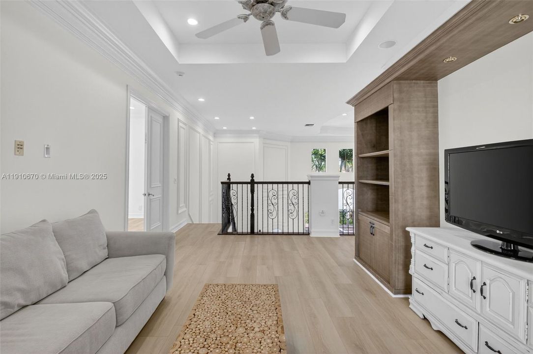 出租: $14,000 (5 贝兹, 5 浴室, 5533 平方英尺)