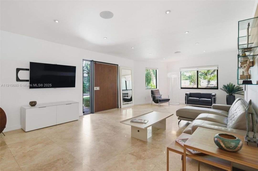 Recently Rented: $6,750 (3 beds, 3 baths, 1926 Square Feet)