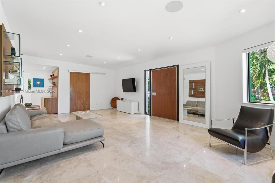 Recently Rented: $6,750 (3 beds, 3 baths, 1926 Square Feet)