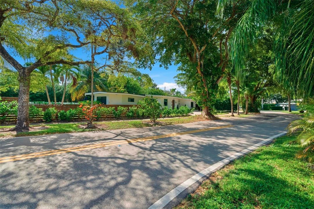 Recently Rented: $6,750 (3 beds, 3 baths, 1926 Square Feet)