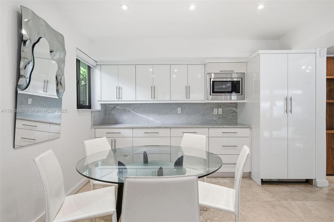 Recently Rented: $6,750 (3 beds, 3 baths, 1926 Square Feet)