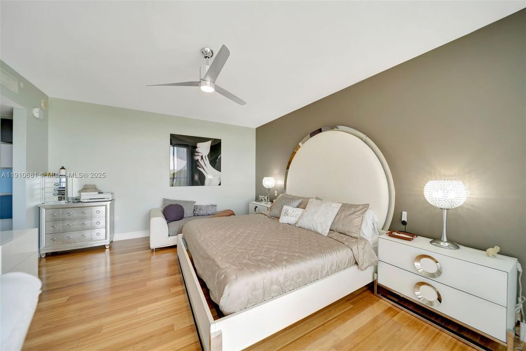 На продажу: $897,000 (2 спален, 2 ванн, 1988 Квадратных фут)