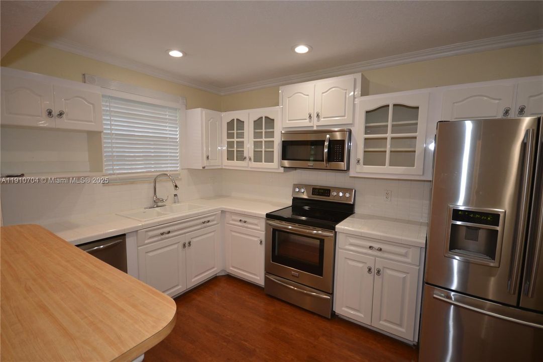 Под контрактом: $3,750 (4 спален, 2 ванн, 1458 Квадратных фут)