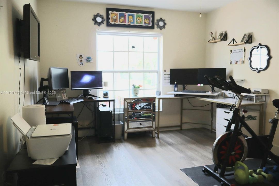 合同活跃: $695,000 (3 贝兹, 2 浴室, 2100 平方英尺)