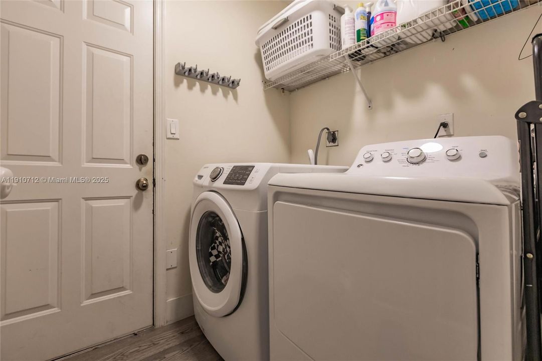 合同活跃: $695,000 (3 贝兹, 2 浴室, 2100 平方英尺)