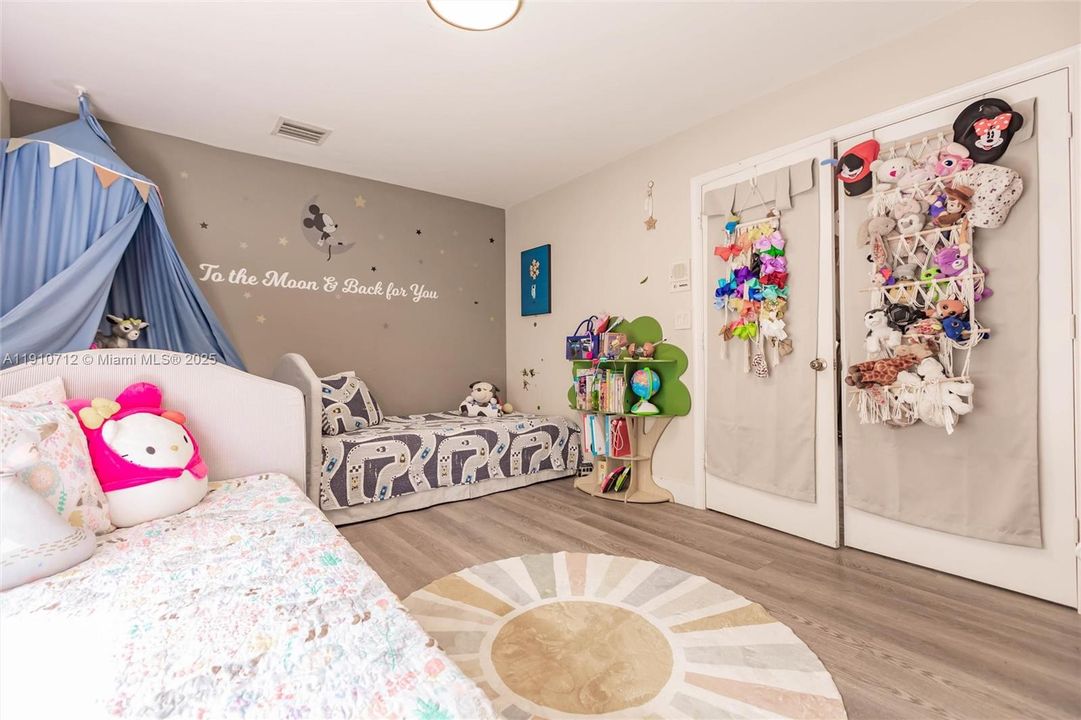 合同活跃: $695,000 (3 贝兹, 2 浴室, 2100 平方英尺)