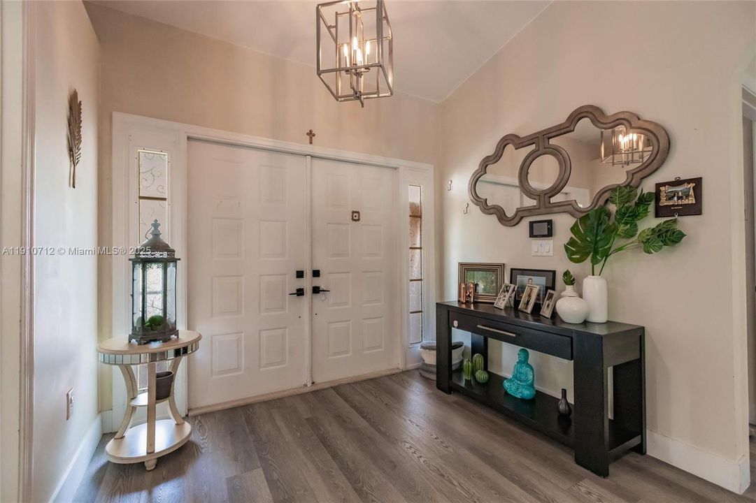 合同活跃: $695,000 (3 贝兹, 2 浴室, 2100 平方英尺)