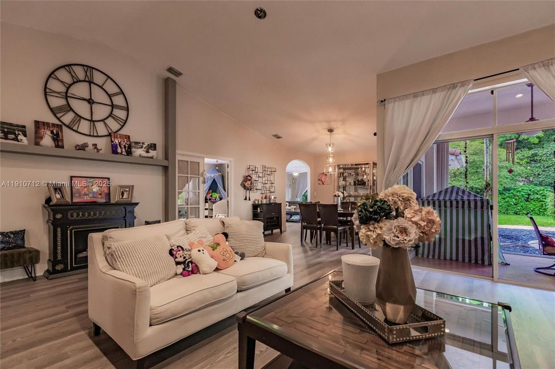 合同活跃: $695,000 (3 贝兹, 2 浴室, 2100 平方英尺)