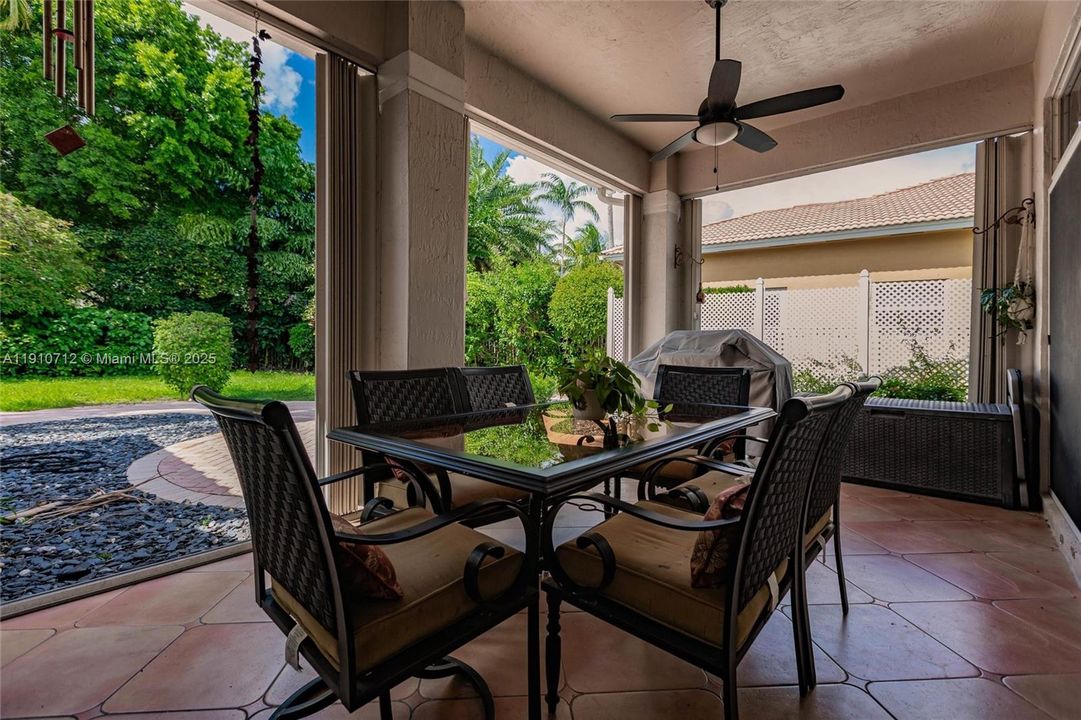 合同活跃: $695,000 (3 贝兹, 2 浴室, 2100 平方英尺)