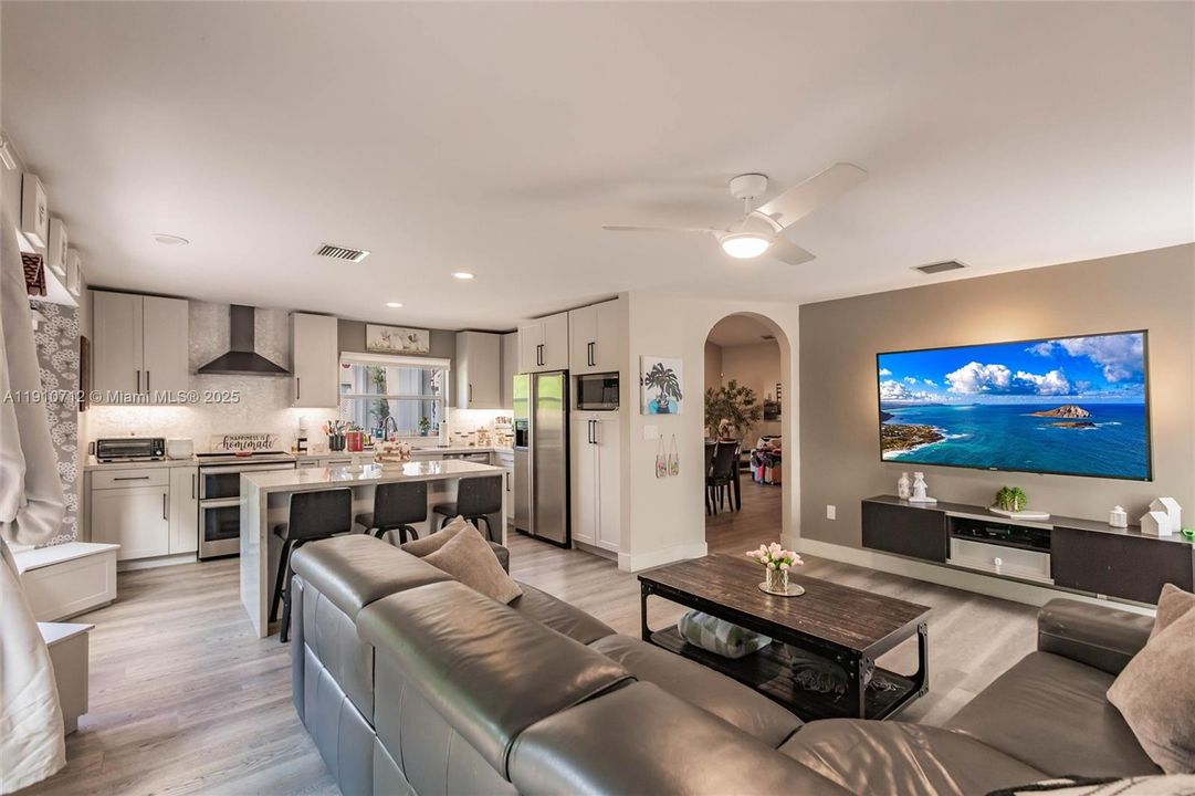 合同活跃: $695,000 (3 贝兹, 2 浴室, 2100 平方英尺)