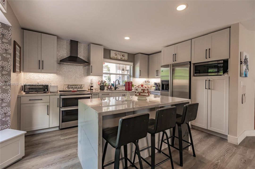 合同活跃: $695,000 (3 贝兹, 2 浴室, 2100 平方英尺)