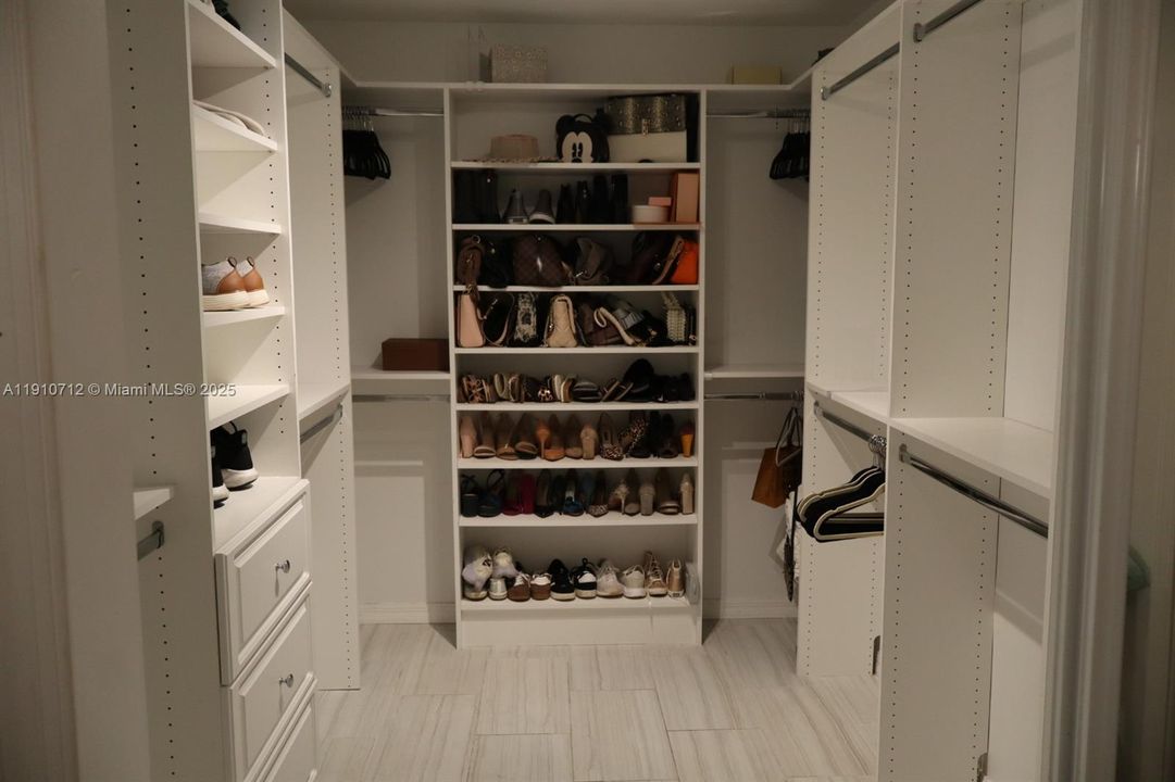 合同活跃: $695,000 (3 贝兹, 2 浴室, 2100 平方英尺)