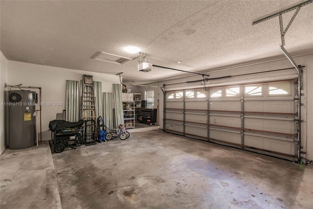 合同活跃: $695,000 (3 贝兹, 2 浴室, 2100 平方英尺)