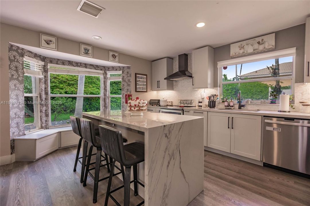 合同活跃: $695,000 (3 贝兹, 2 浴室, 2100 平方英尺)