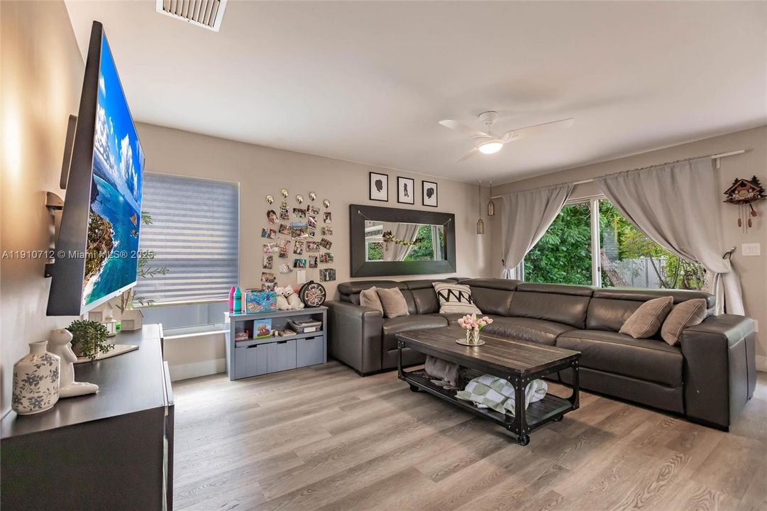 合同活跃: $695,000 (3 贝兹, 2 浴室, 2100 平方英尺)