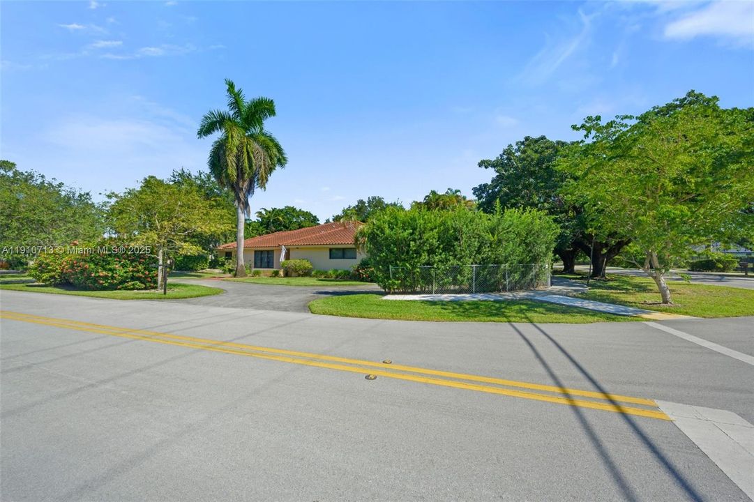Active With Contract: $1,745,000 (4 beds, 2 baths, 3280 Square Feet)