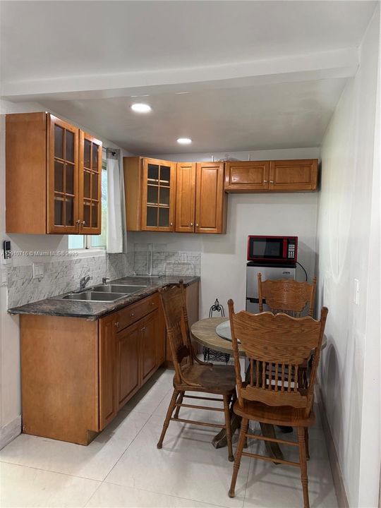 For Rent: $1,400 (1 beds, 1 baths, 200 Square Feet)