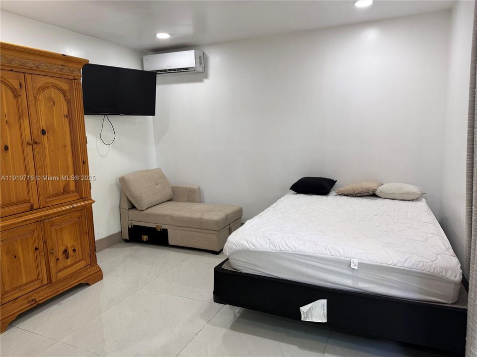 For Rent: $1,400 (1 beds, 1 baths, 200 Square Feet)