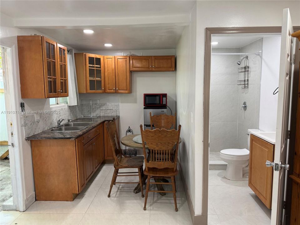 For Rent: $1,400 (1 beds, 1 baths, 200 Square Feet)