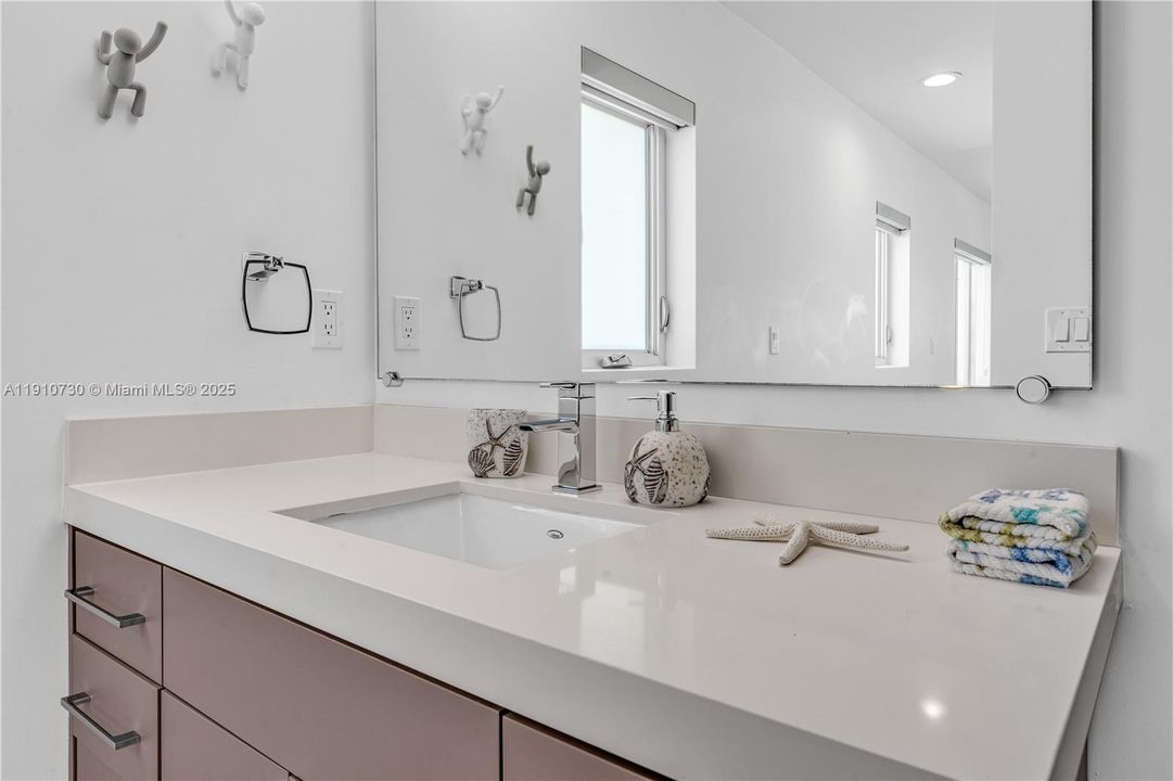 For Sale: $2,300,000 (3 beds, 3 baths, 1619 Square Feet)