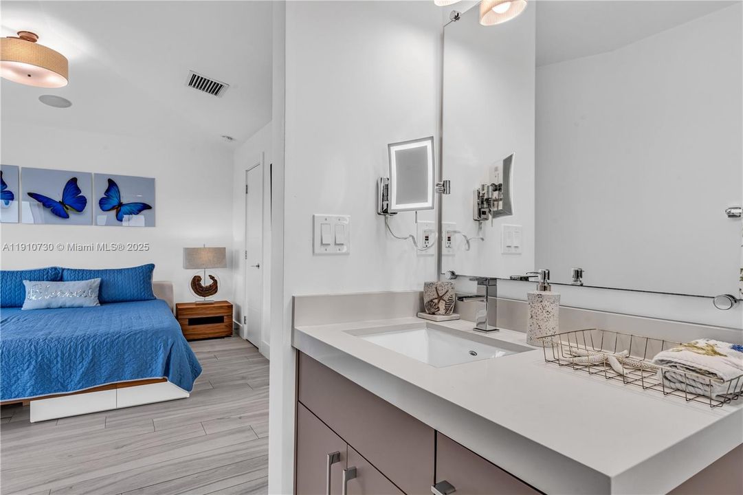 For Sale: $2,300,000 (3 beds, 3 baths, 1619 Square Feet)