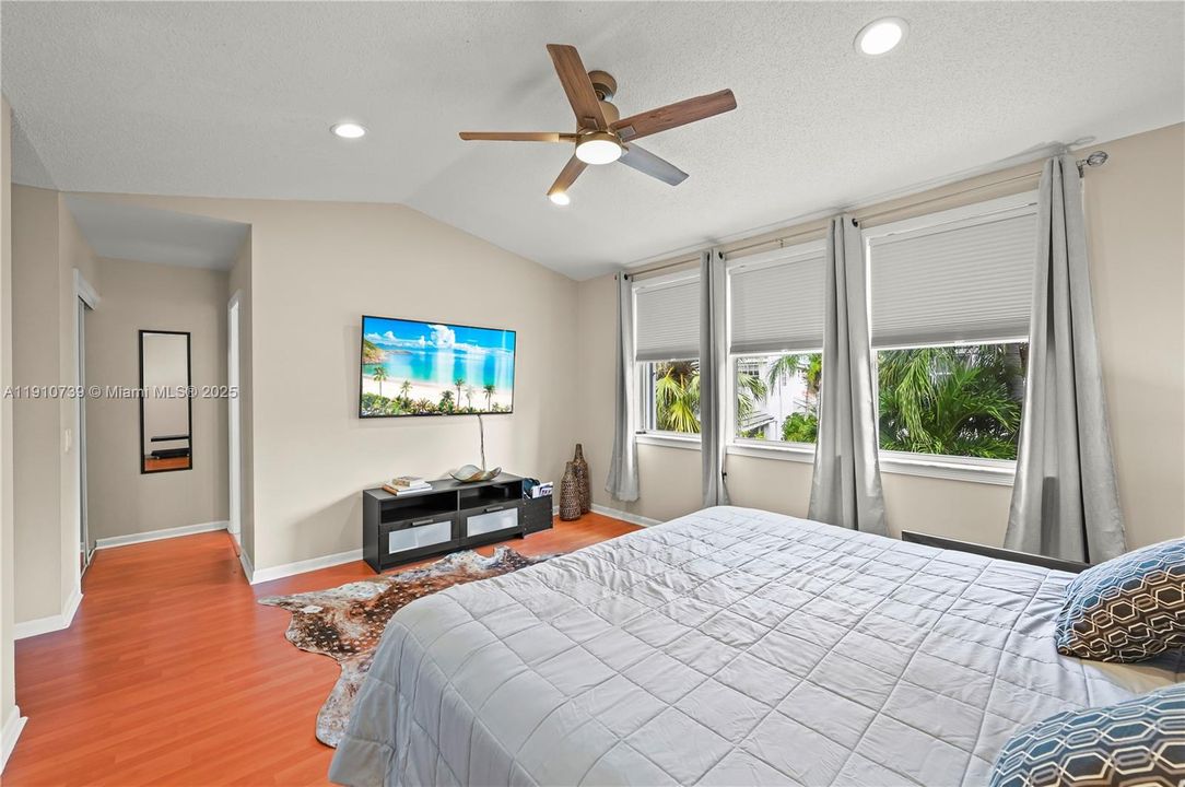 合同活跃: $849,900 (4 贝兹, 2 浴室, 2133 平方英尺)