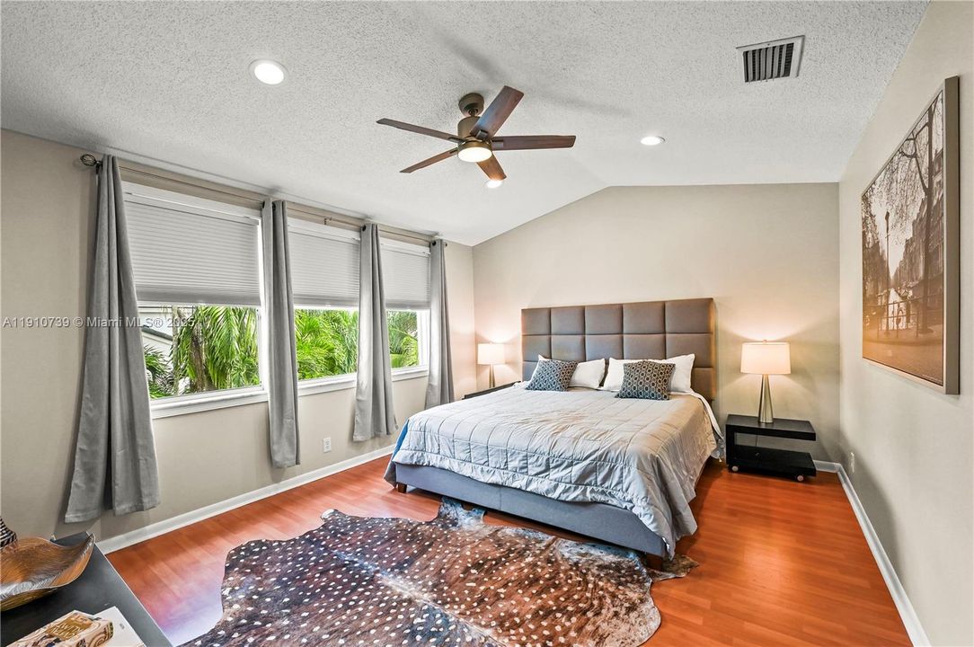 合同活跃: $849,900 (4 贝兹, 2 浴室, 2133 平方英尺)