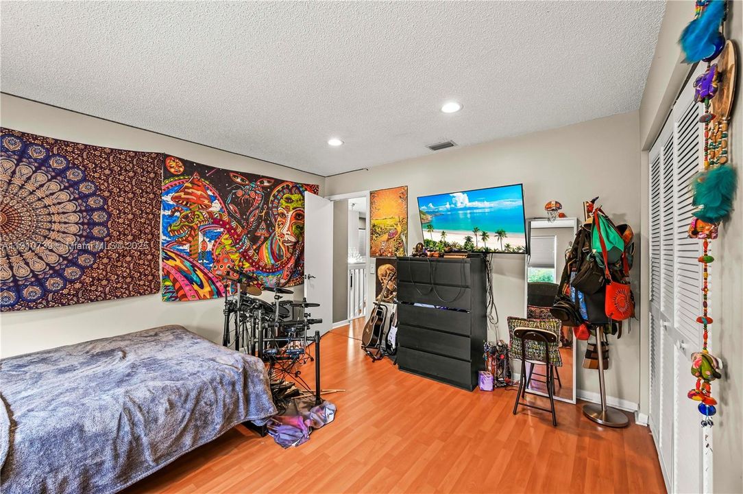 合同活跃: $849,900 (4 贝兹, 2 浴室, 2133 平方英尺)