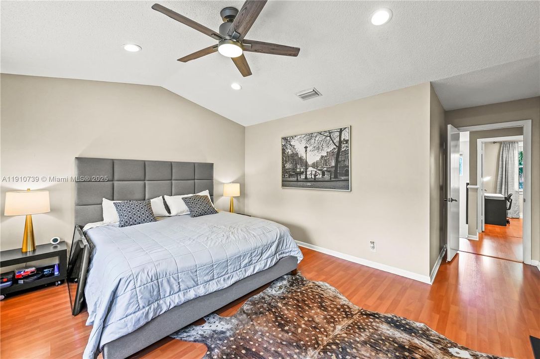 合同活跃: $849,900 (4 贝兹, 2 浴室, 2133 平方英尺)