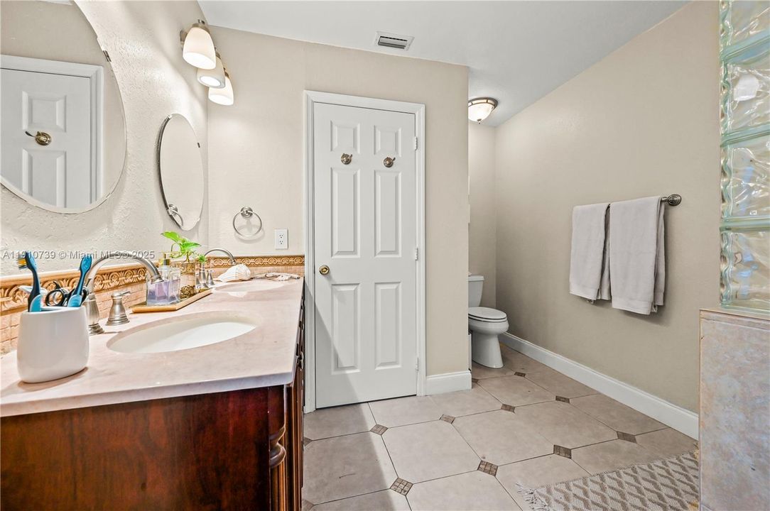 合同活跃: $849,900 (4 贝兹, 2 浴室, 2133 平方英尺)