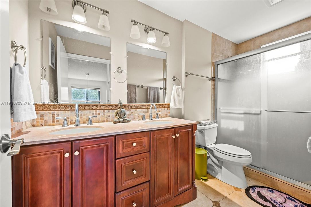 合同活跃: $849,900 (4 贝兹, 2 浴室, 2133 平方英尺)