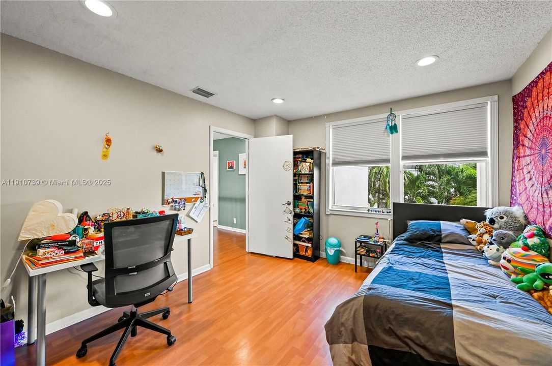 合同活跃: $849,900 (4 贝兹, 2 浴室, 2133 平方英尺)