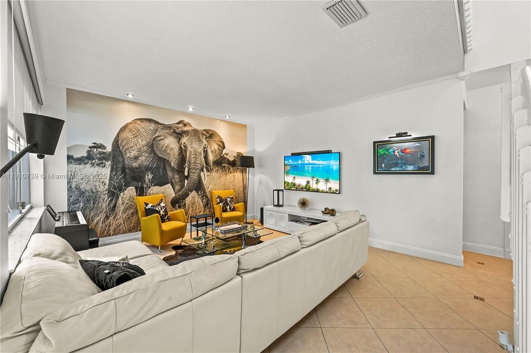 合同活跃: $849,900 (4 贝兹, 2 浴室, 2133 平方英尺)