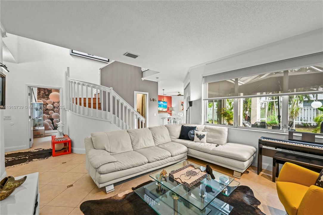 合同活跃: $849,900 (4 贝兹, 2 浴室, 2133 平方英尺)