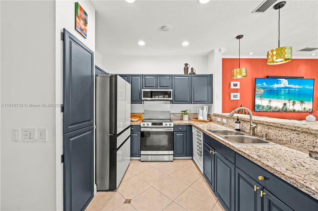 合同活跃: $849,900 (4 贝兹, 2 浴室, 2133 平方英尺)