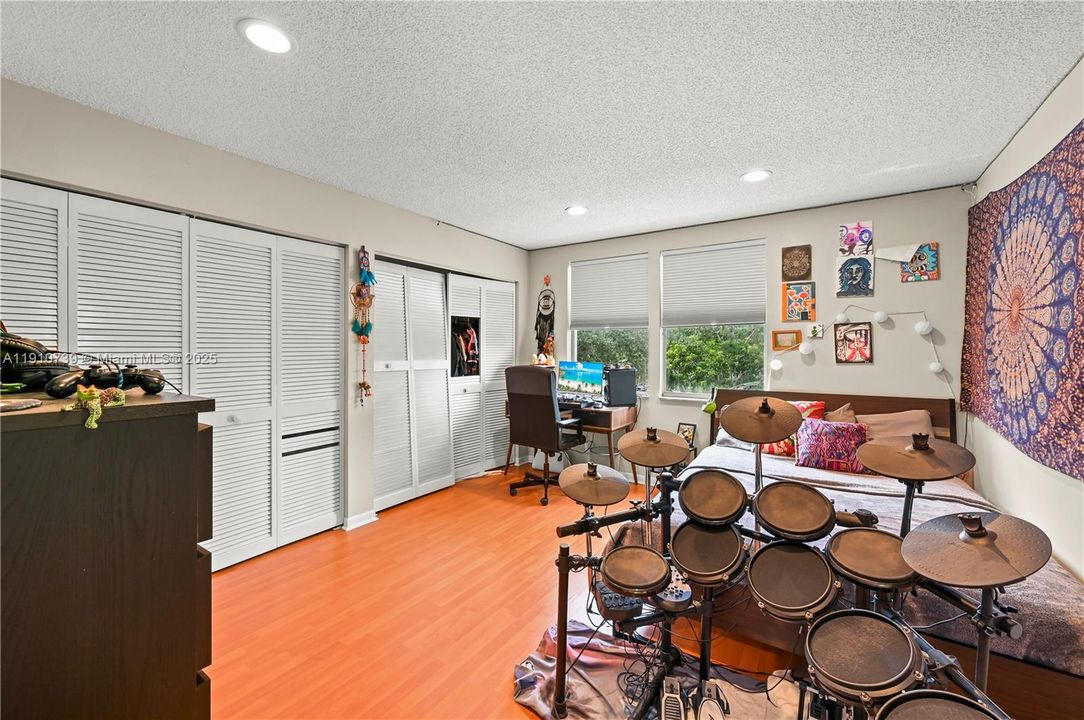 合同活跃: $849,900 (4 贝兹, 2 浴室, 2133 平方英尺)