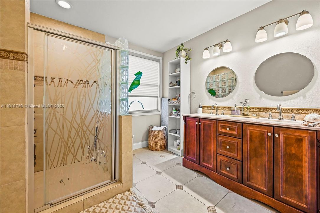 合同活跃: $849,900 (4 贝兹, 2 浴室, 2133 平方英尺)