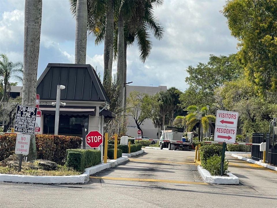 合同活跃: $220,000 (3 贝兹, 2 浴室, 1040 平方英尺)