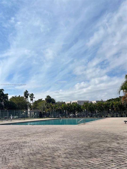 合同活跃: $220,000 (3 贝兹, 2 浴室, 1040 平方英尺)