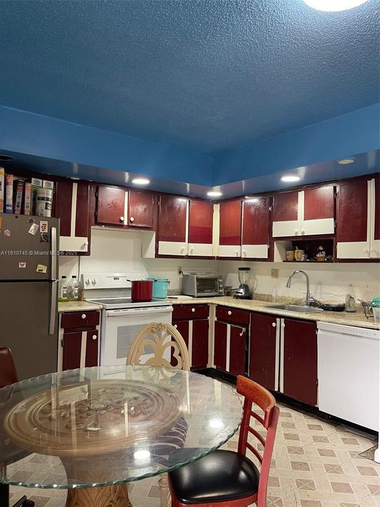 合同活跃: $220,000 (3 贝兹, 2 浴室, 1040 平方英尺)